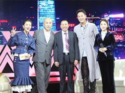大道董事長(zhǎng)羅永輝與著名歌星劉尊老師、汪正正老師、郭津彤老師、主持人雅琪在北京電視臺(tái)錄制節(jié)目現(xiàn)場(chǎng)親切合影